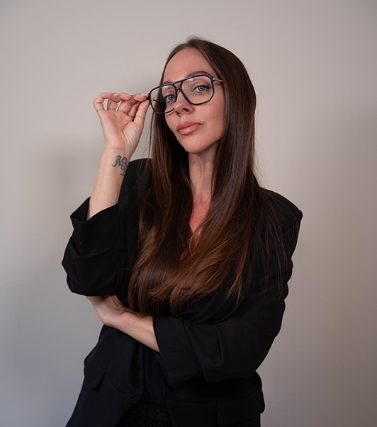 Marcella Barbiere, beauty specialist, in posa con giacca nera