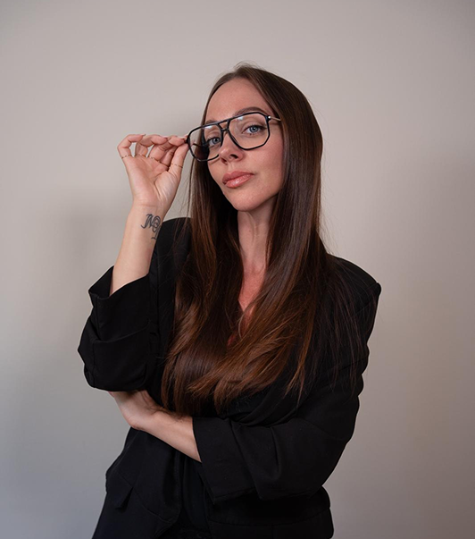 Marcella Barbiere ritratta mentre sistema i suoi occhiali